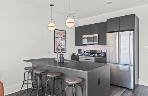 Newbold Appartement | Vibrant King Bed Condo w/Rooftop Lounge, Gym, and Close to the Stadiums
