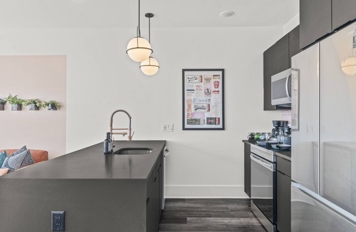 Newbold Appartement | Vibrant King Bed Condo w/Rooftop Lounge, Gym, and Close to the Stadiums