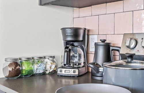 Newbold Appartement | Vibrant King Bed Condo w/Rooftop Lounge, Gym, and Close to the Stadiums