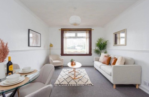 Shotts Appartement | Vibrant & Modern 2-BR Apartment between GLA/EDI!