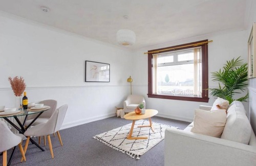 Shotts Appartement | Vibrant & Modern 2-BR Apartment between GLA/EDI!