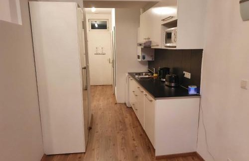 Erdberg Appartement | Vibrant Red Apartment I contactless Check-In