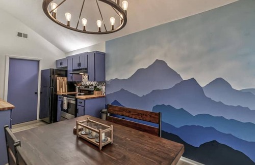 Lenexa Maison | Vibrant remodeled 3 bedroom townhome