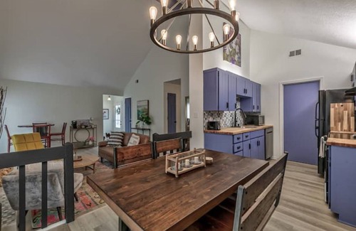 Lenexa Maison | Vibrant remodeled 3 bedroom townhome