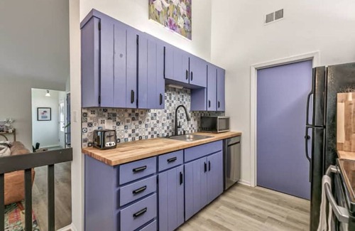 Lenexa Maison | Vibrant remodeled 3 bedroom townhome