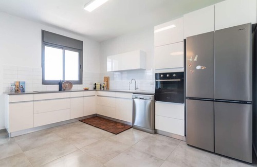 Nahariya Appartement | Vibrant Seaside Stay with Balcony by Sea N' Rent