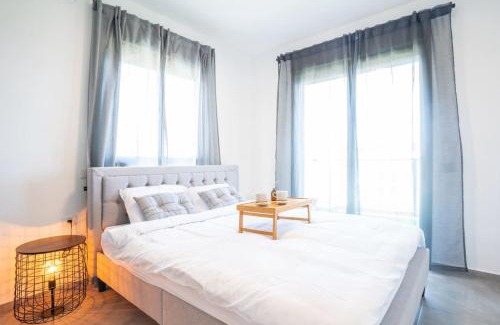 Nahariya Appartement | Vibrant Seaside Stay with Balcony by Sea N' Rent