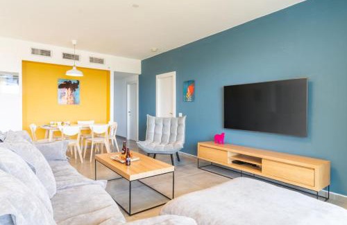 Nahariya Appartement | Vibrant Seaside Stay with Balcony by Sea N' Rent