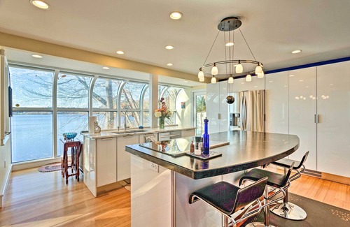 Sterling Maison | Vibrant Sterling Lakefront Lodge w/ Kayaks