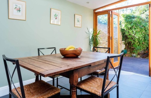 Bow West Maison | Charmante maison familiale pour 7 avec jardin, à distance de marche du métro (Veeve)