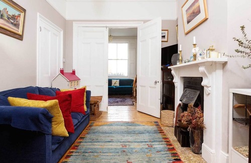 Bow West Maison | Charmante maison familiale pour 7 avec jardin, à distance de marche du métro (Veeve)