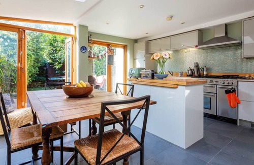Bow West Maison | Charmante maison familiale pour 7 avec jardin, à distance de marche du métro (Veeve)