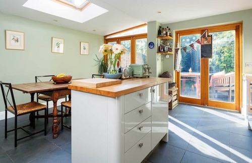 Bow West Maison | Charmante maison familiale pour 7 avec jardin, à distance de marche du métro (Veeve)