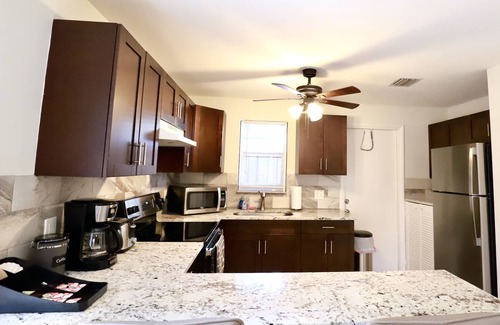 Poinciana Park Appartement | Victoria's Den-Close to airport, Cruiseport, Whole Foods