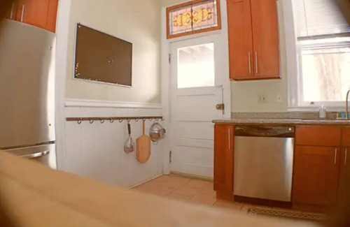 Bloomfield Maison | Victorian 1BR : King Bed : Fantastic Location