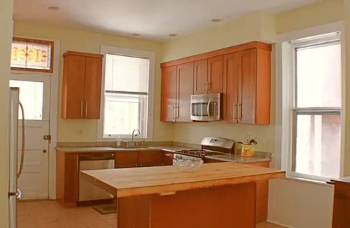 Bloomfield Maison | Victorian 1BR : King Bed : Fantastic Location