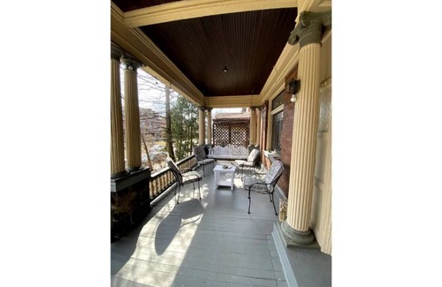 Bloomfield Maison | Victorian 1BR : King Bed : Fantastic Location
