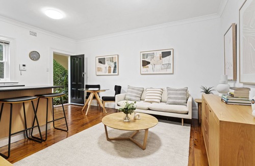 Petersham Appartement | Victorian Apartment in Lifestyle Hotspot