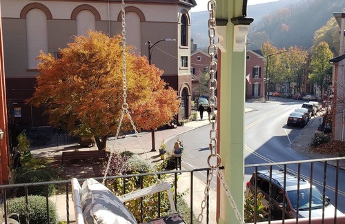 Jim Thorpe Maison | Victorian Balcony Level in the heart of historic Jim Thorpe