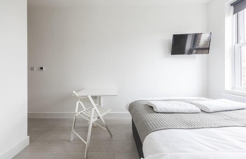 St. George's Appartement | Victorian Building turned Charming Hotel Perfect For Short and Long Term Stay with WiFi
