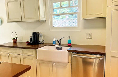 Belmont Heights Maison | Victorian Bungalow: 2 bd + parking + private garden