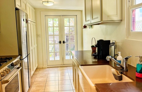 Belmont Heights Maison | Victorian Bungalow: 2 bd + parking + private garden
