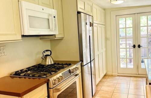 Belmont Heights Maison | Victorian Bungalow: 2 bd + parking + private garden