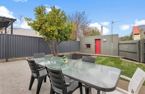 Ballarat Cottage | Victorian Charm meets Modern Ease near Lake and CBD