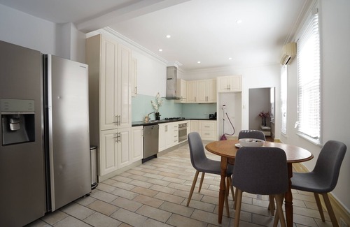Carlton North Appartement | victorian style architecture in Carlton centre, 10 mins to Melbourne CBD
