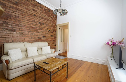 Carlton North Appartement | victorian style architecture in Carlton centre, 10 mins to Melbourne CBD