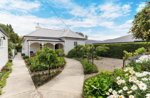 Lowburn Maison | Victorian Villa - Cromwell Holiday Home