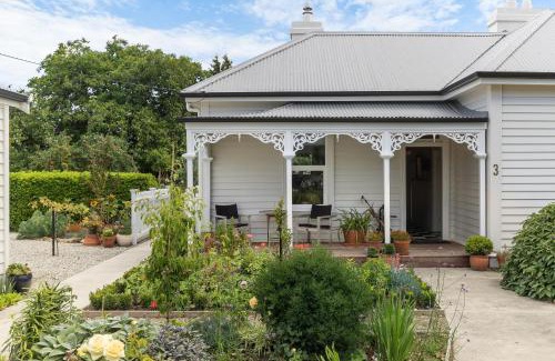 Lowburn Maison | Victorian Villa - Cromwell Holiday Home