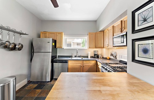 Northeast Minneapolis Arts District Maison | Victorien avec un emplacement incroyable, cour incroyable avec bain à remous extérieur privé