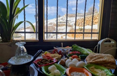 Majdal al-Shams Lit Et Petit-Déjeuner | Vida Bhermon 1, one wood Cabin