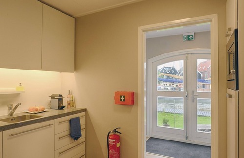 Monnickendam Appartement | View of the harbour, room with shared kitchenette