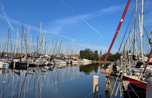 Monnickendam Appartement | View of the harbour, room with shared kitchenette
