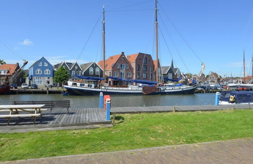 Monnickendam Appartement | View of the harbour, room with shared kitchenette