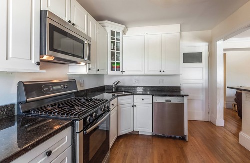 Aspinwall Hill Appartement | Unité spacieuse au rez-de-chaussée avec accès facile au centre-ville de Boston