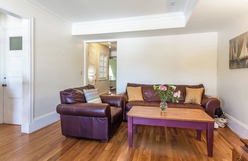 Aspinwall Hill Appartement | Unité spacieuse au rez-de-chaussée avec accès facile au centre-ville de Boston