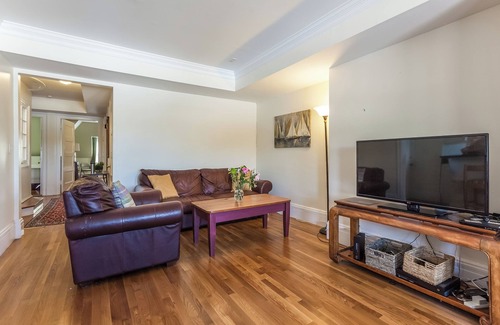 Aspinwall Hill Appartement | Unité spacieuse au rez-de-chaussée avec accès facile au centre-ville de Boston