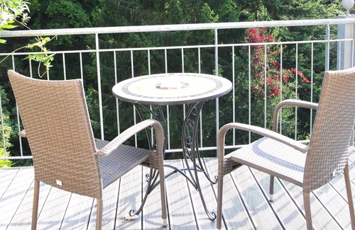 Balg Appartement | Surplombant environnement verdoyant et central, balcon