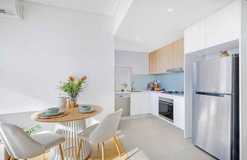 Asquith Appartement | Views for days. 1 Bedroom Penthouse Private & Quiet, New Host 4.7 star rating