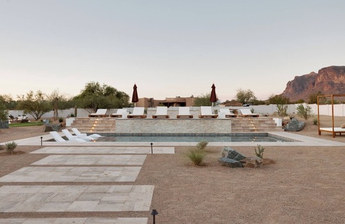 Apache Junction Maison | Views - Heated Pool - 10 person Hot Tub - Golf - Game Room - Pickleball Court