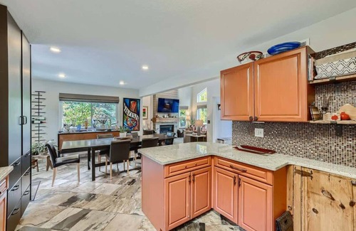 Dillon Maison | Views of Lake Dillon!Central location with Private Hot Tub!