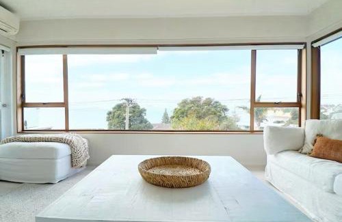 Browns Bay Maison | Views & Short Walk To Beach