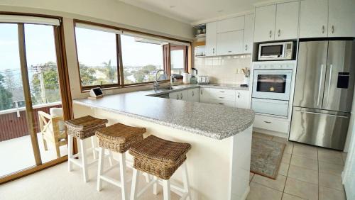 Browns Bay Maison | Views & Short Walk To Beach