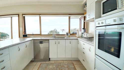 Browns Bay Maison | Views & Short Walk To Beach