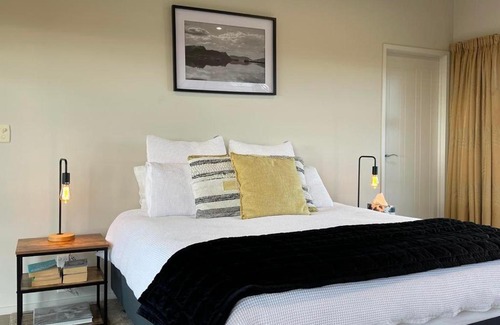 Ruakaka Maison | Views to unwind - self contained unit w/king bed