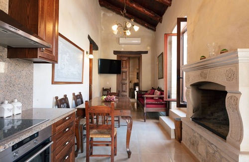 Karoti Maison | Vigdini Traditional House with hot tub in Karoti village
