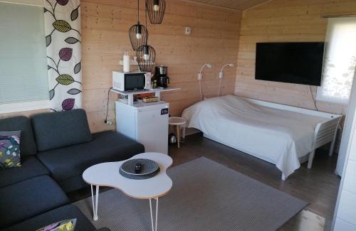 Nivala Maison | Viihtyisä saunamökki päärakennuksen takana, oma rauha